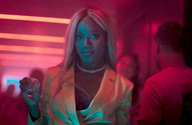 Yootha Wong Loi-Sing als Yola in Santos