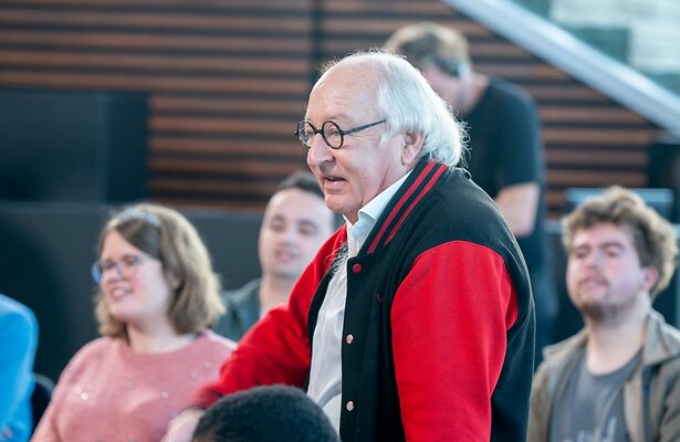 Youp van 't Hek in eerste aflevering Een Buitengewoon Gesprek