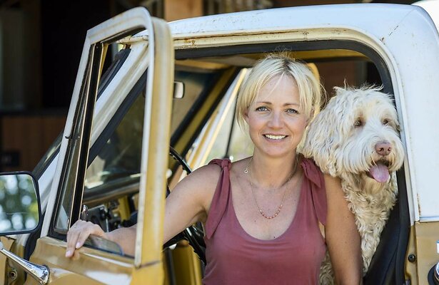 Yvon Jaspers en hond Tommy in Boer Zoekt Vrouw