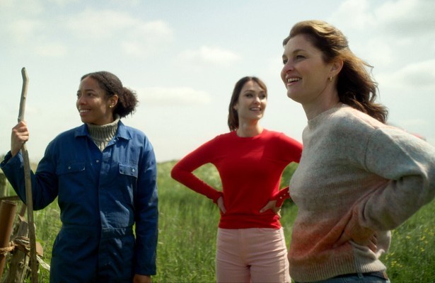 Joy Delima, Melody Klaver en Fockeline Ouwerkerk in Zussen