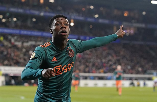 Ajax-speler onder vuur na potje voetbal op straat