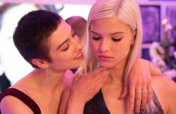 Sasha Luss als Anna in Anna