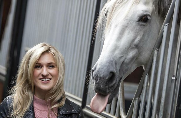 Britt Dekker met haar paard George.