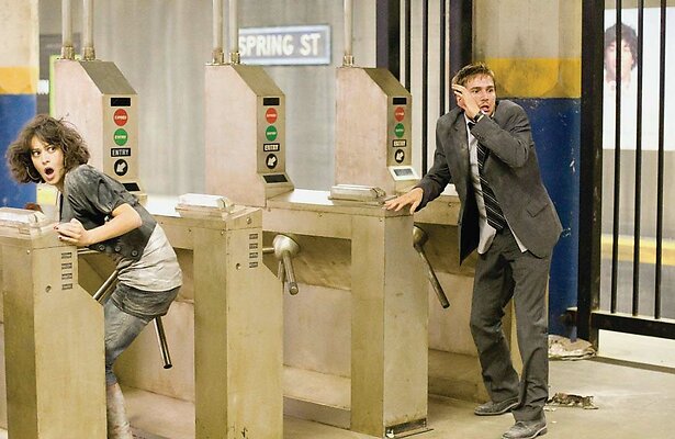 Lizzy Caplan en Michael Stahl-David in Cloverfield