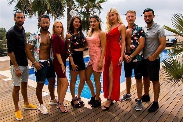 Flirten onder de Spaanse zon in De villa