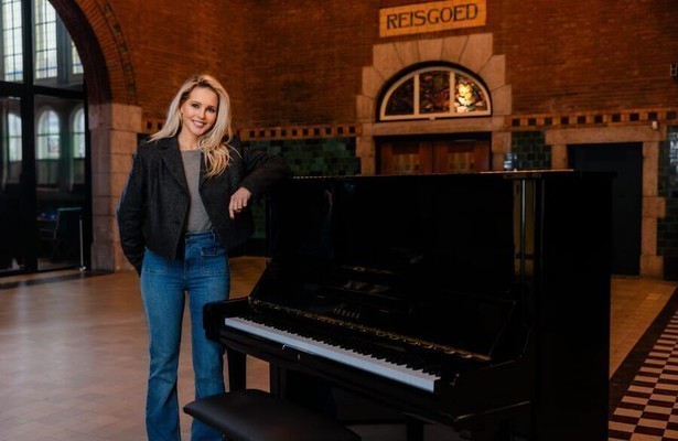 Chantal Janzen voor De Piano