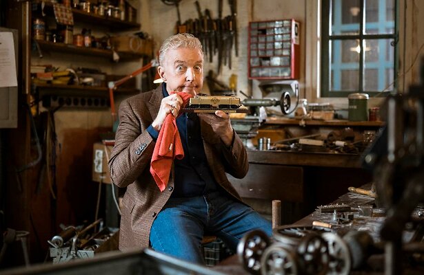 André van Duin voor De Grote Kleine Treinencompetitie