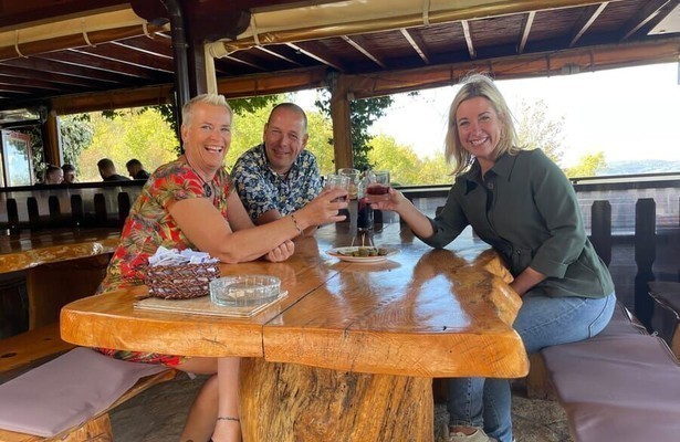 Carrie ten Napel met André van Daphne voor Droomhuis Gezocht