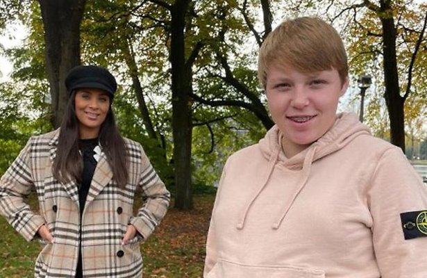 Vier Handen Op Eén Buik