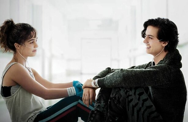 Cole Sprouse en Haley Lu Richardson in Five Feet Apart