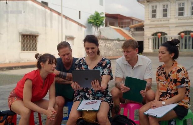 De overgebleven vijf deelnemers krijgen instructies voor de shoot.