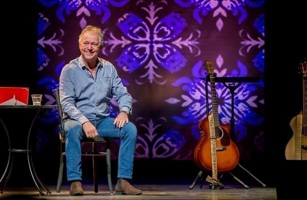 Harrie Jekkers tijdens voorstelling Achter de Duinen