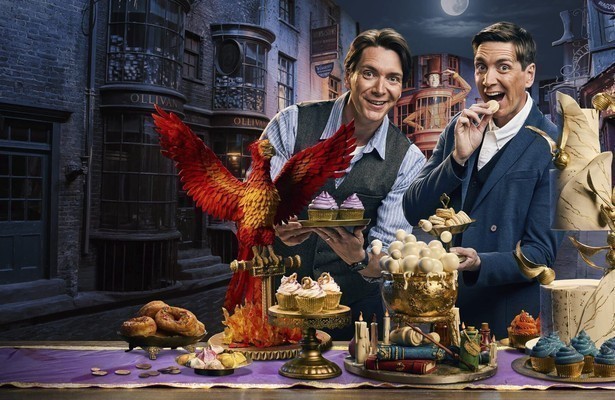 James Phelps en Oliver Phelps voor Harry Potter - Wizards of Baking