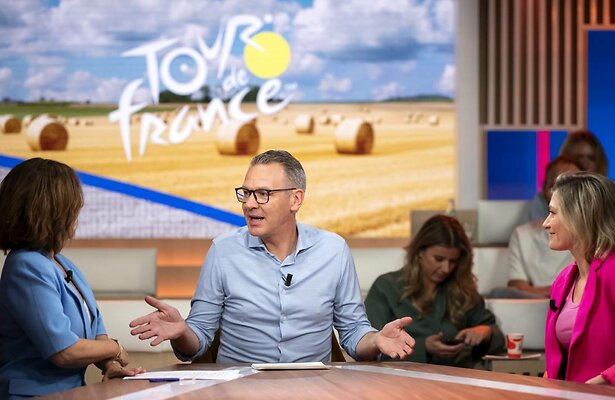 Dione de Graaff, Jeroen Stomphorst en Roxane Knetemann tijdens de perspresentatie de Sportzomer bij de NOS.