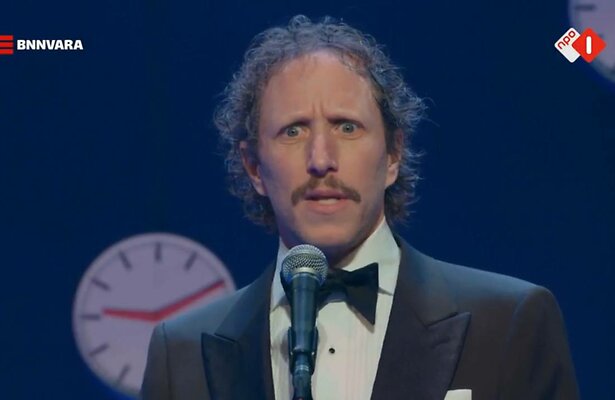 Micha tijdens oudejaarsconference.