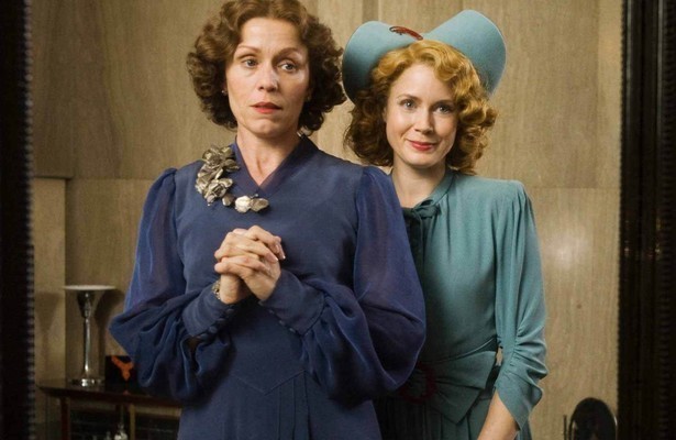 Frances McDormand en Amy Adams in Miss Pettigrew Lives for a Day