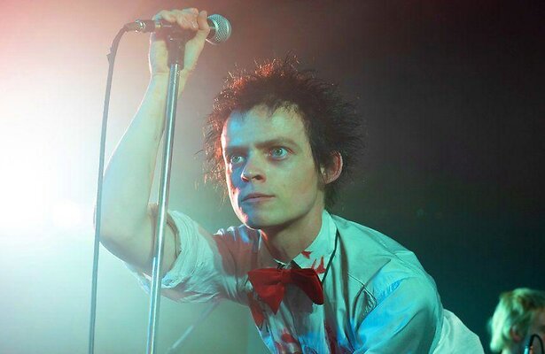 Anson Boon als Johnny Rotten in Disney+-serie Pistol