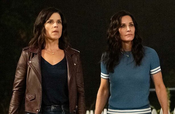 Neve Campbell en Courteney Cox in Scream