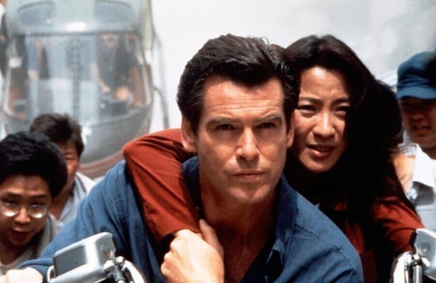 Pierce Brosnan en Michelle Yeoh in Tomorrow Never Dies