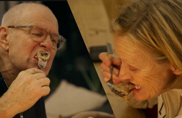 Hans en Therese uit Winter Vol Liefde eten een schapenoog