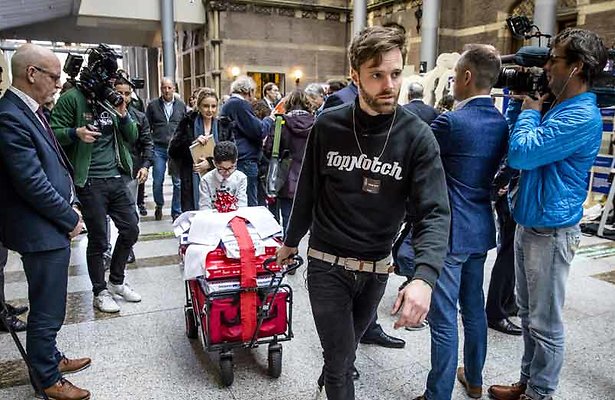 Tim Hofman overhandigt petitie voor kinderpardon