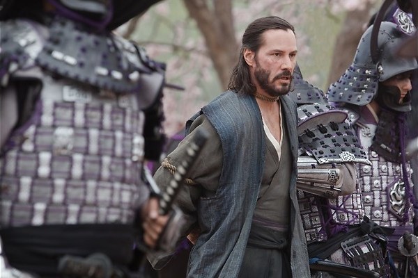 Keanu Reeves zwaait met zijn samoeraizwaard in 47 Ronin