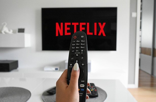 Logo van Netflix en zapper voor een tv