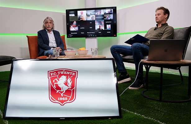 Johan Derksen en Wilfred Genee tijdens een online uitzending voor de businessclub van FC Twente.