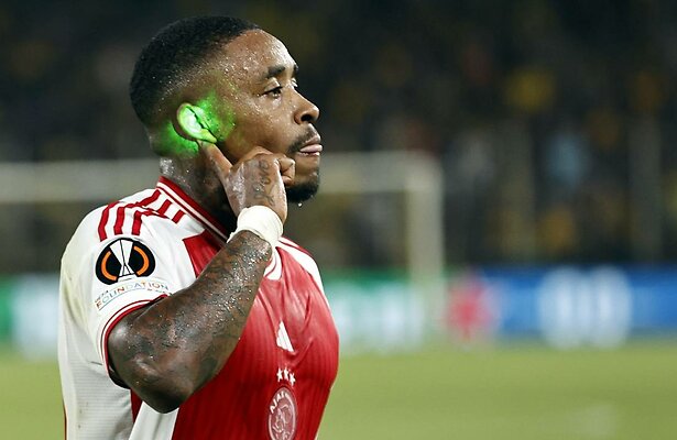 Steven Bergwijn schiet ondanks laserpennen de penalty binnen.