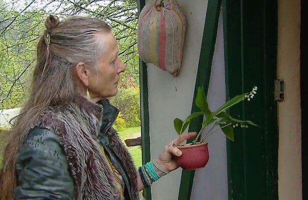 Ammarie geeft Thijz een cadeau bij vertrek.