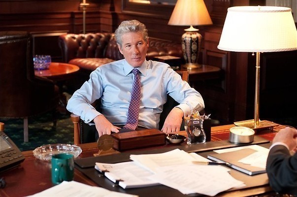 Richard Gere werkt zich in de nesten