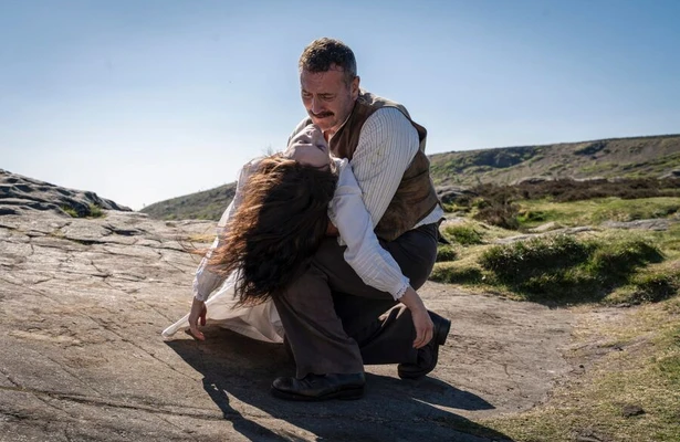 Jessica Reynolds en Will Mellor in A Woman of Substance