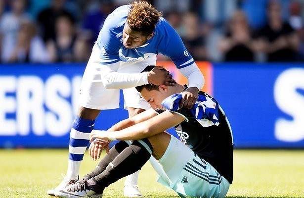 Anwar El Ghazi van Ajax wordt getroost door Nathan Kabasele van De Graafschap. 