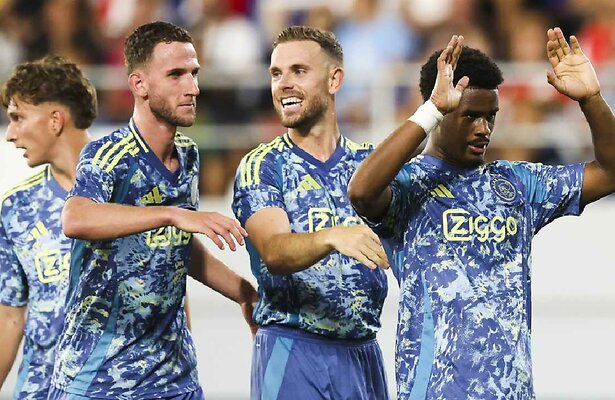 Jorrel Hato met zijn ploeggenoten van Ajax