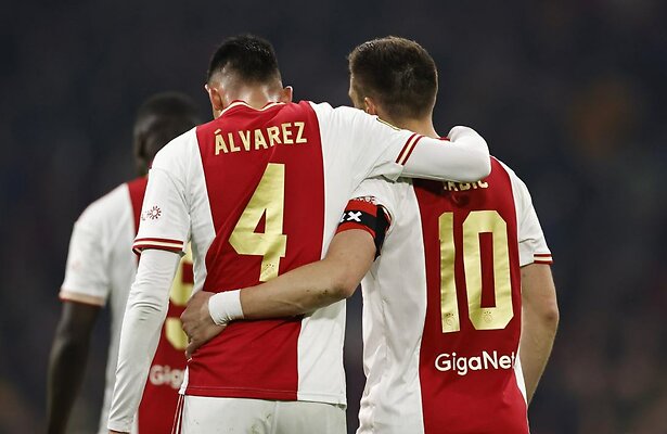 Edson Alvarez en Dusan Tadic van Ajax