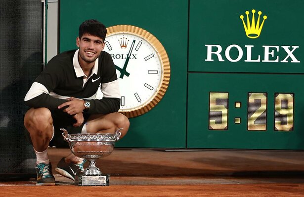 Alcaraz bij de klok met zijn beker na een lange en spannende finale van Roland Garros.