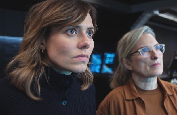 Sallie Harmsen en Carly Wijs in Alpha 00