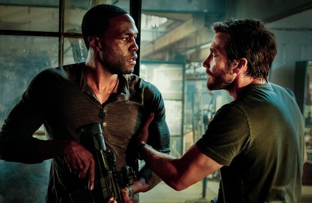 Jake Gyllenhaal en Yahya Abdul-Mateen II in Ambulance