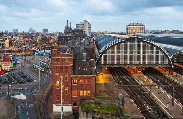 Still uit Amsterdam Centraal 24/7