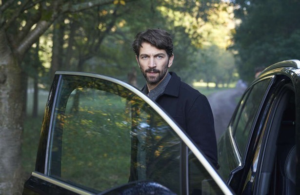 Michiel Huisman in Angela Black