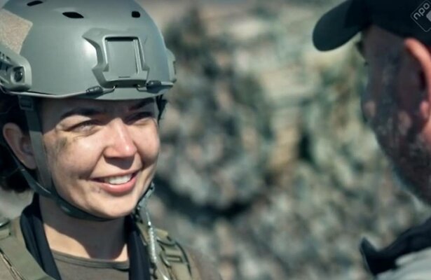 Anouk in Kamp Van Koningsbrugge in gesprek met Jeroen van Koningsbrugge.