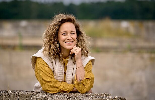 Anouk Maas als Lianne in Woeste Grond.