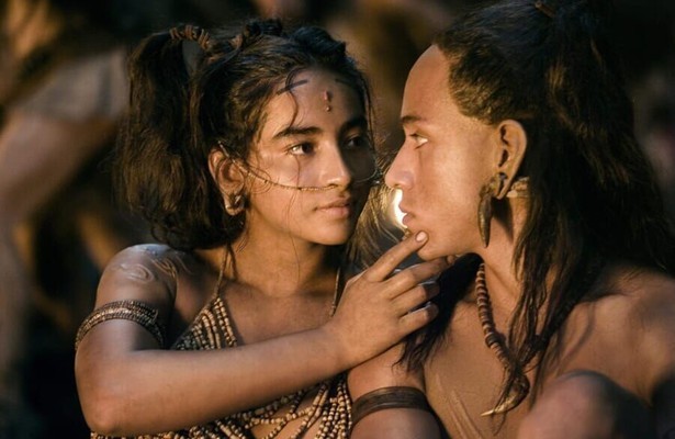 Dalia Hernandez en Rudy Youngblood in Apocalypto