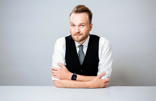 De Avondshow met Arjen Lubach trapt nieuw seizoen af met 1,3 miljoen kijkers.