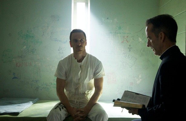 Michael Fassbender en James Sobol Kelly in Assassin's Creed