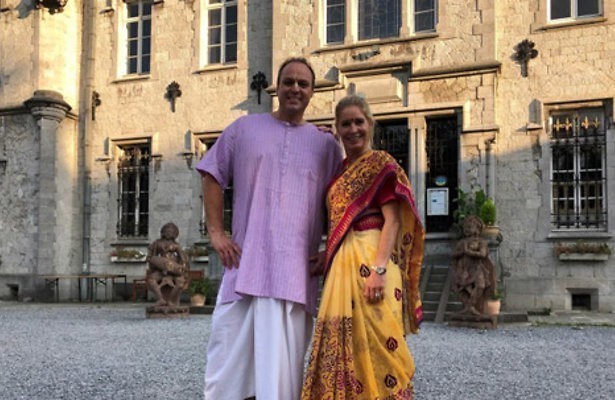 Bauers tussen de hare krisjna's