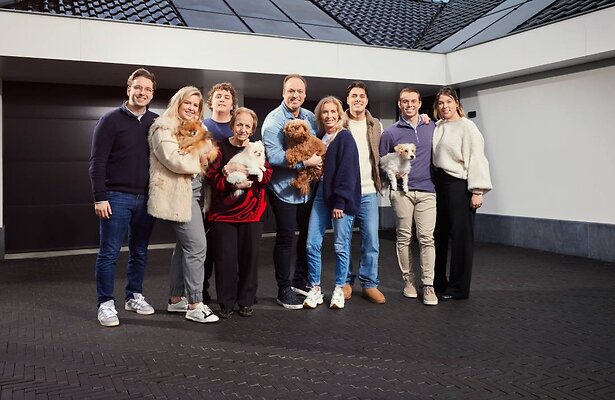 Familie Bauer samen. 