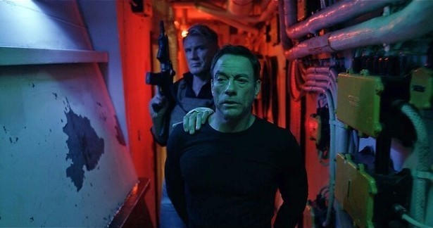 Jean-Claude Van Damme zit vast in een onderzeeër