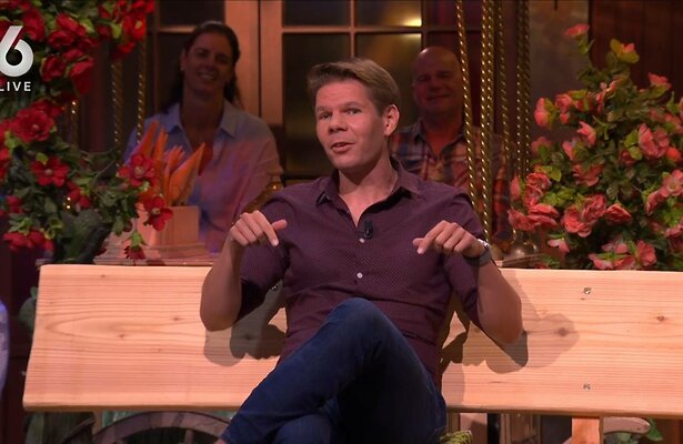 Victor Vlam op het 'drama-bankje'.