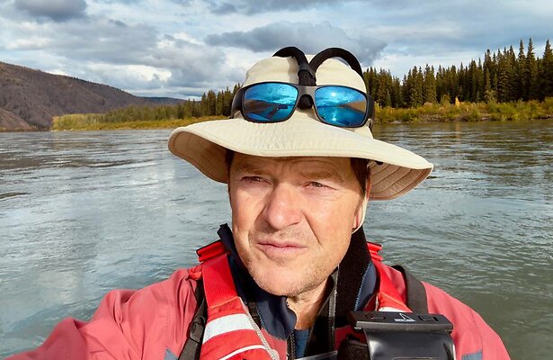 Beau van Erven Dorens gaat solo op pad in een Kajak.